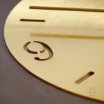 Horloge en bois avec éléments métalliques raffinés