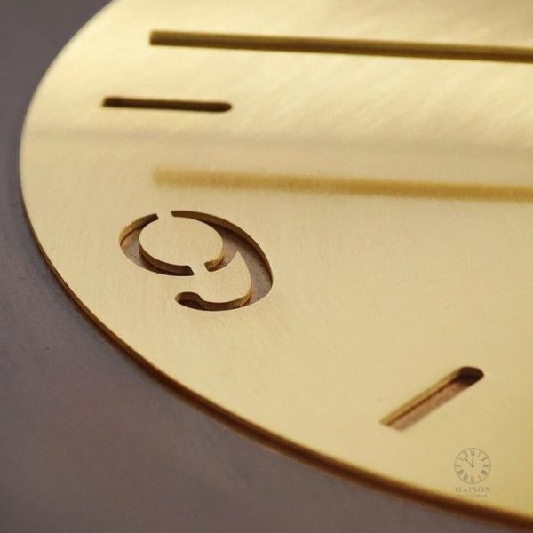 Horloge en bois avec éléments métalliques raffinés