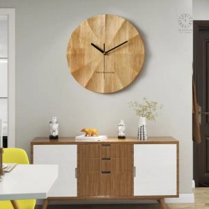 Horloge moderne en bois au design épuré