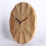 Horloge en bois moderne, un accessoire décoratif unique