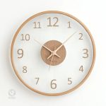 Horloge murale en bois au design élégant