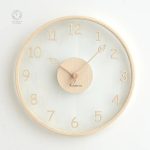 Horloge en bois avec chiffres bien visibles