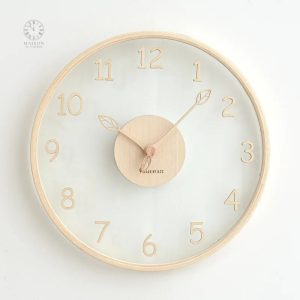 Horloge en bois avec chiffres bien visibles