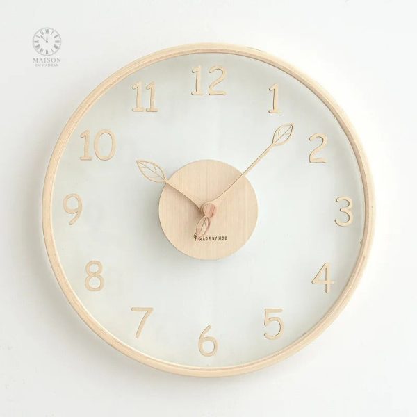 Horloge en bois avec chiffres bien visibles