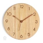 Horloge en bois avec finition naturelle et minimaliste