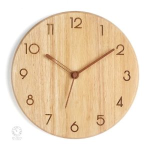 Horloge en bois avec finition naturelle et minimaliste