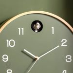 Horloge en bois avec finition artisanale