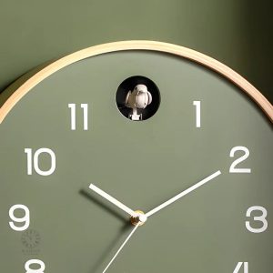 Horloge en bois avec finition artisanale