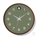 Horloge en bois aux couleurs chaleureuses