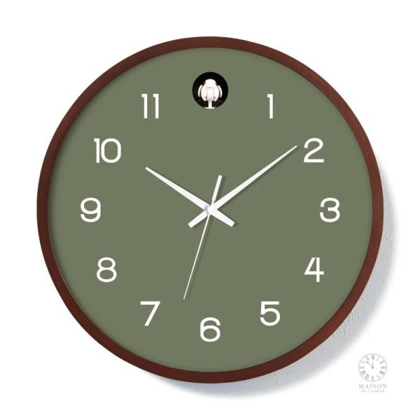 Horloge en bois aux couleurs chaleureuses