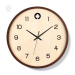 Horloge en bois à accrocher dans le salon