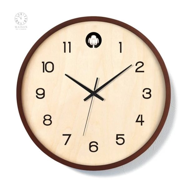 Horloge en bois à accrocher dans le salon