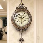Horloge ancienne en bronze au design élégant