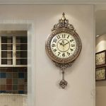 Horloge vintage en bronze avec détails raffinés