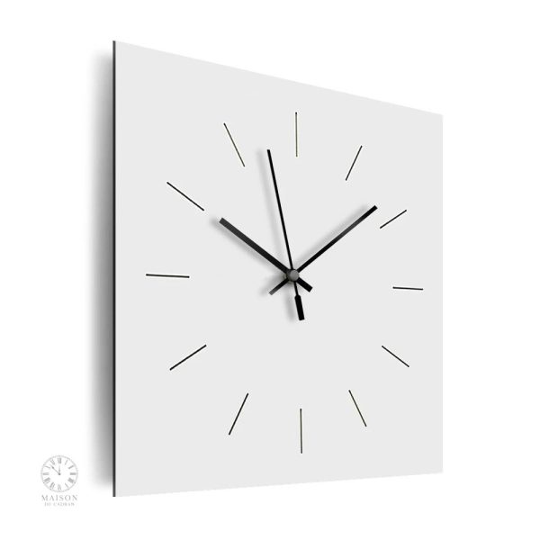 Horloge blanche minimaliste au style carré