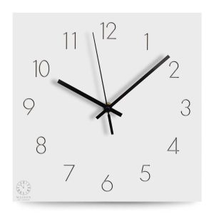 Horloge carrée blanche avec chiffres clairs