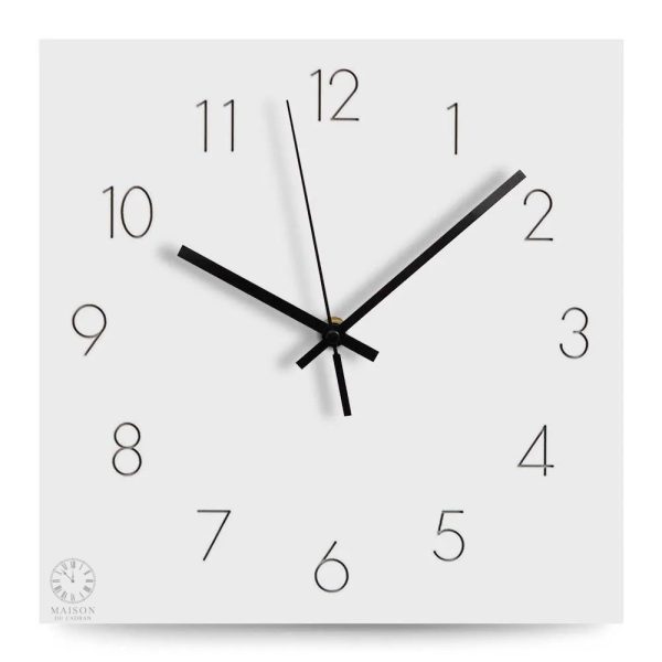 Horloge carrée blanche avec chiffres clairs