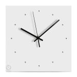 Horloge blanche avec un cadran carré facile à lire