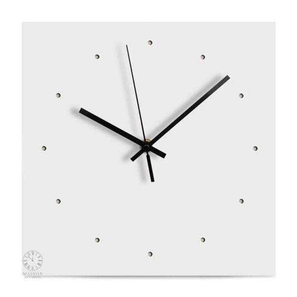 Horloge blanche avec un cadran carré facile à lire