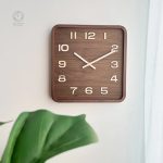 Horloge carrée au design moderne et épuré