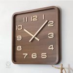 Horloge carrée avec chiffres lisibles en noir