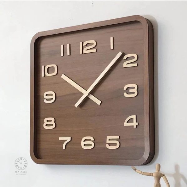 Horloge carrée avec chiffres lisibles en noir