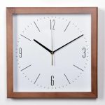Horloge en bois carré, un choix intemporel pour votre déco