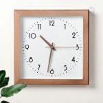 Horloge en bois au design carré distinctif
