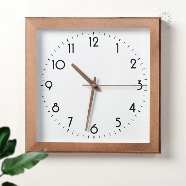 Horloge en bois au design carré distinctif