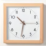 Horloge murale carrée en bois naturel