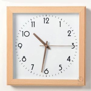 Horloge murale carrée en bois naturel