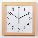 Horloge en bois avec finition carrée unique