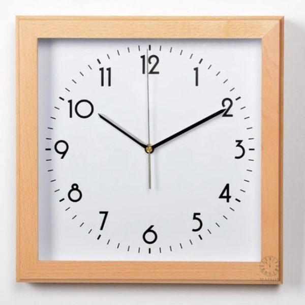 Horloge en bois avec finition carrée unique