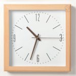 Horloge carrée en bois pour un style contemporain