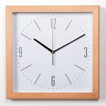 Horloge en bois carré, accessoire déco pratique