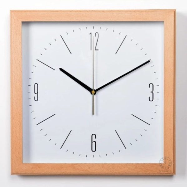 Horloge en bois carré, accessoire déco pratique