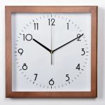 Horloge carrée en bois, touche chaleureuse pour la maison
