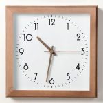 Horloge carrée en bois, simple et fonctionnelle