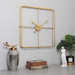 Horloge carrée au style minimaliste et raffiné