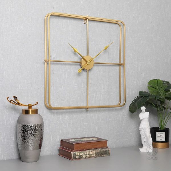 Horloge carrée au style minimaliste et raffiné