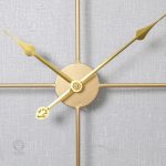Horloge au design carré, parfaite pour bureau ou salon