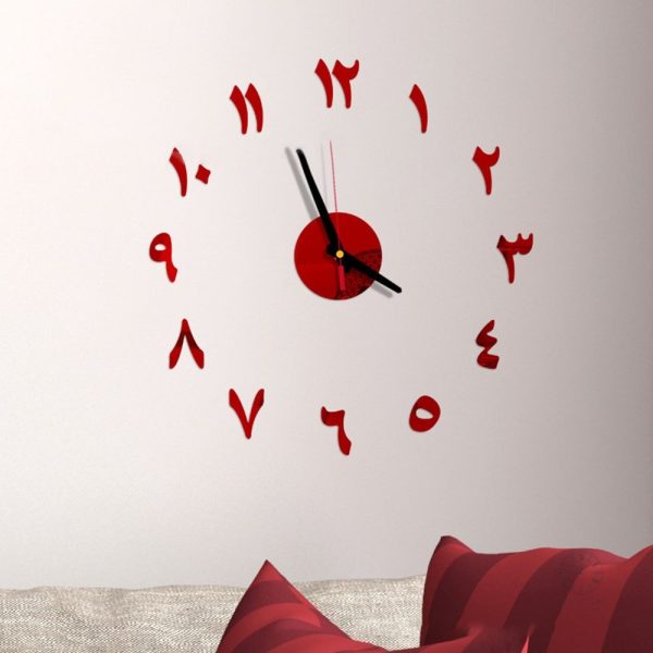 Horloge murale avec grands chiffres arabes contemporains