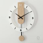 Horloge murale à chiffres romains, design intemporel et raffiné
