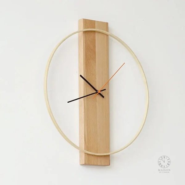 Horloge design scandinave avec aiguilles élégantes