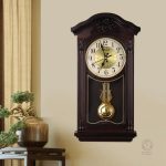 Horloge Comtoise traditionnelle en bois sculpté