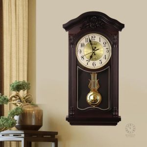 Horloge Comtoise traditionnelle en bois sculpté