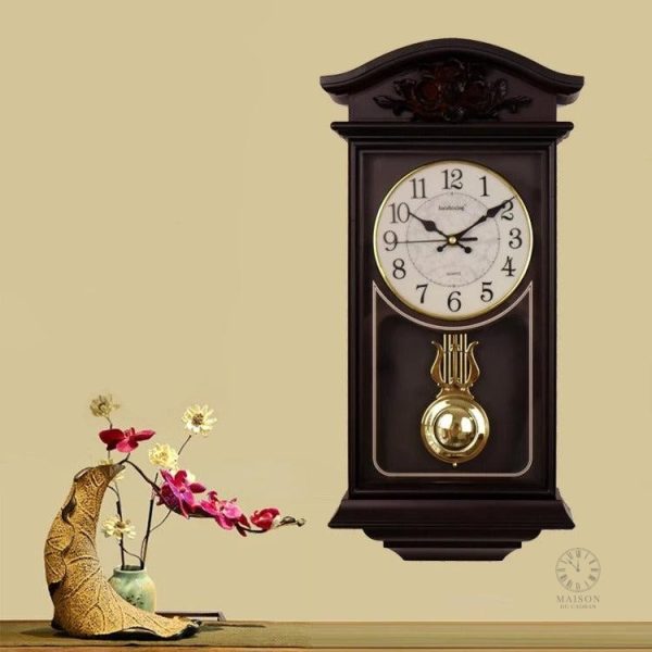 Horloge Comtoise au mécanisme authentique et esthétique raffinée