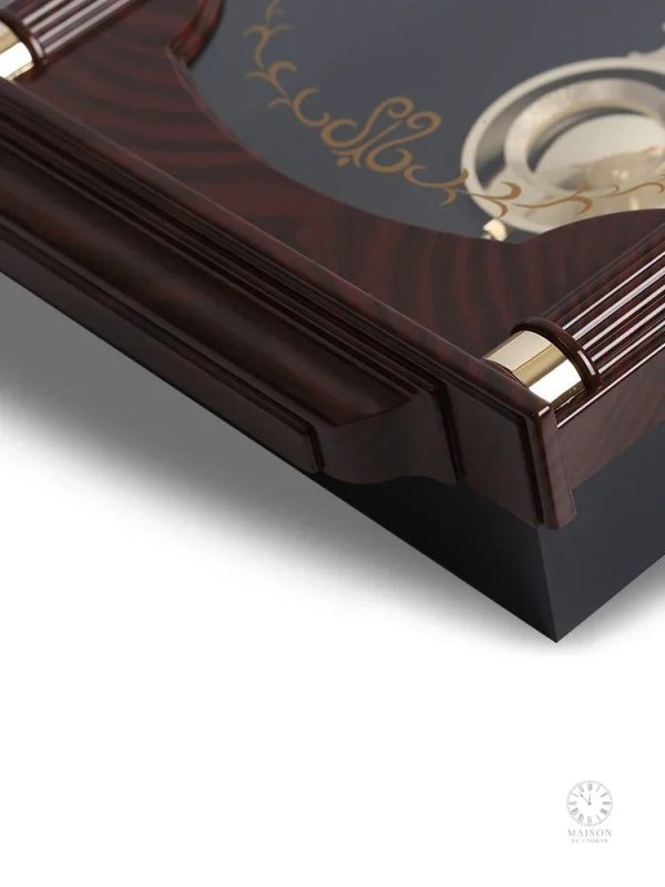 Horloge ancienne avec mécanisme traditionnel, design classique