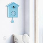 Horloge Coucou artisanale avec motifs colorés