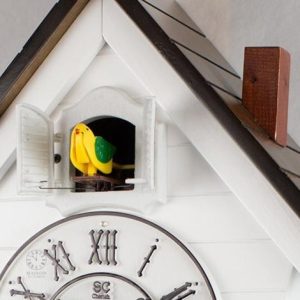 Coucou charmant sortant de l'horloge